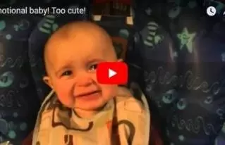 Megható videó egy édes babáról, aki édesanyja énekét hallgatva elérzékenyül.