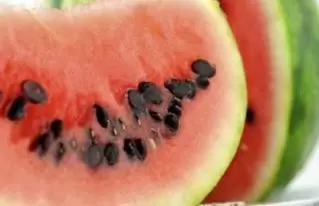 Mi történik, ha lenyeljük a görögdinnye magokat? 